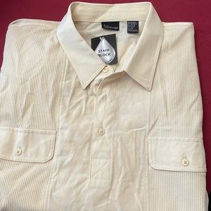 Men’s 3 button casual short sleeve shirt. Yellow 4X. New never worn.